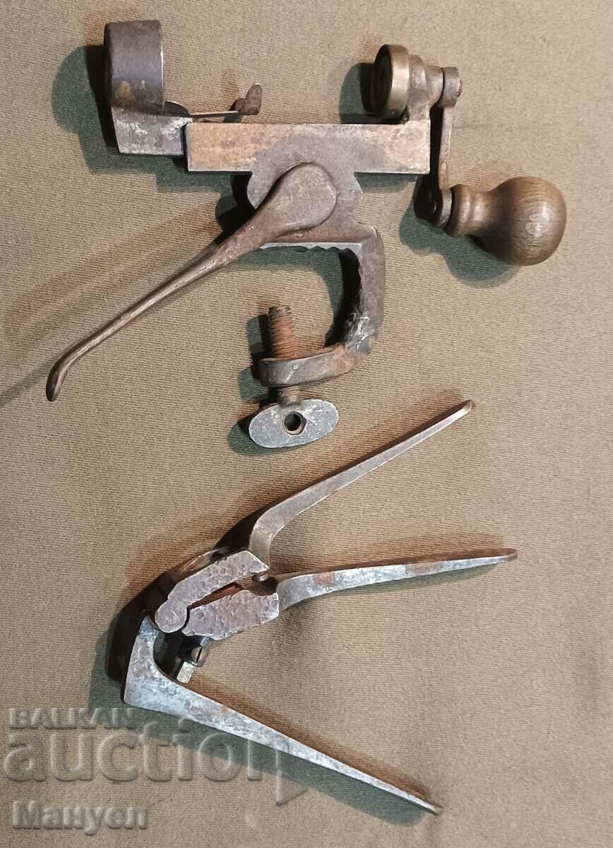 Set de accesorii vechi pentru pușca de vânătoare.