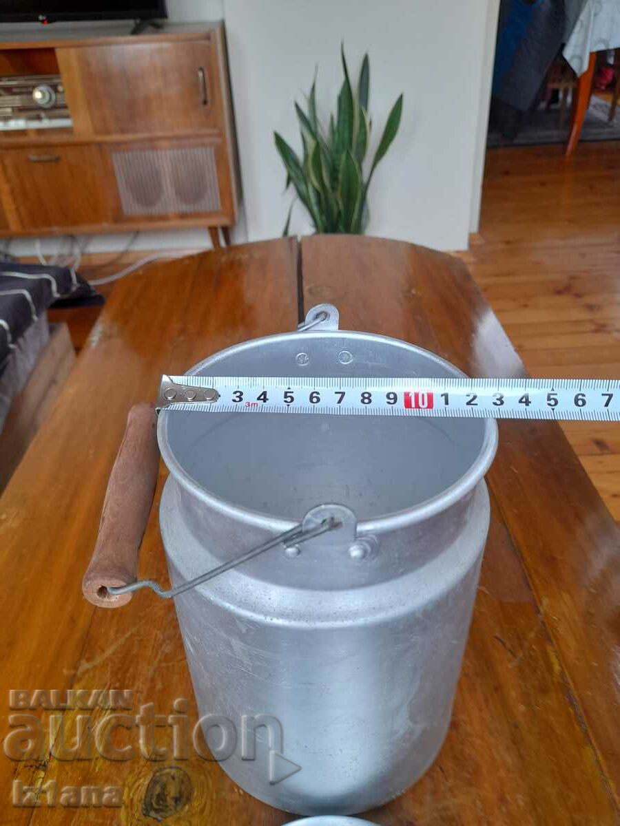 Delivery of Old aluminum kettle, rubber Delivery of Old aluminum kettle, rubber