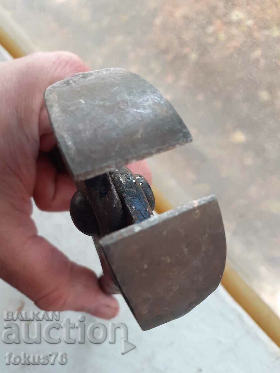 Old shingle pliers with price 39.00 BGN | € 19.94 Old shingle pliers with price 39.00 BGN | € 19.94