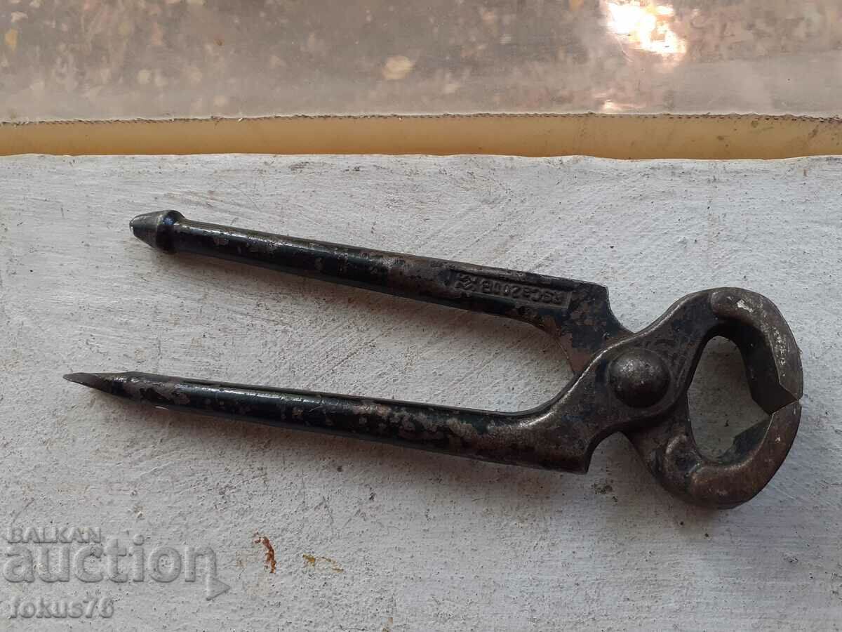 Delivery of Old shingle pliers Delivery of Old shingle pliers