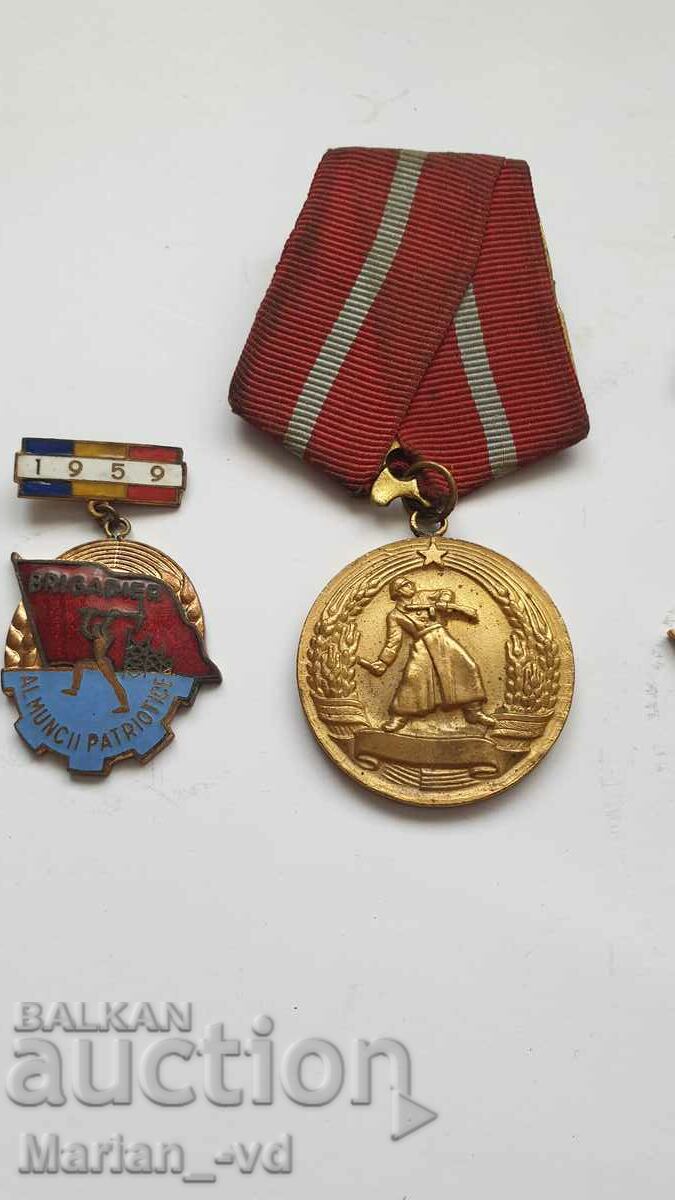 O mulțime de medalii și insigne cu preț 65.00 BGN | € 33.23