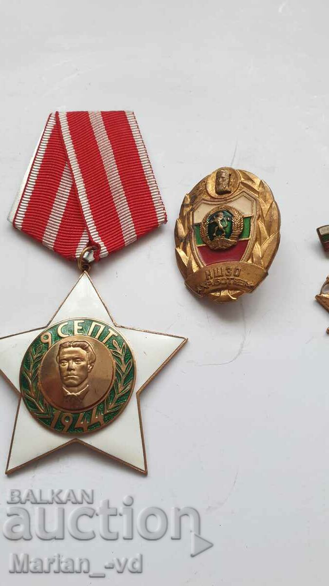 Livrarea O mulțime de medalii și insigne