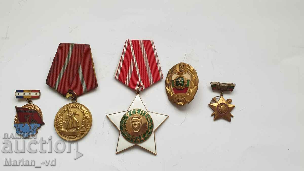 O mulțime de medalii și insigne