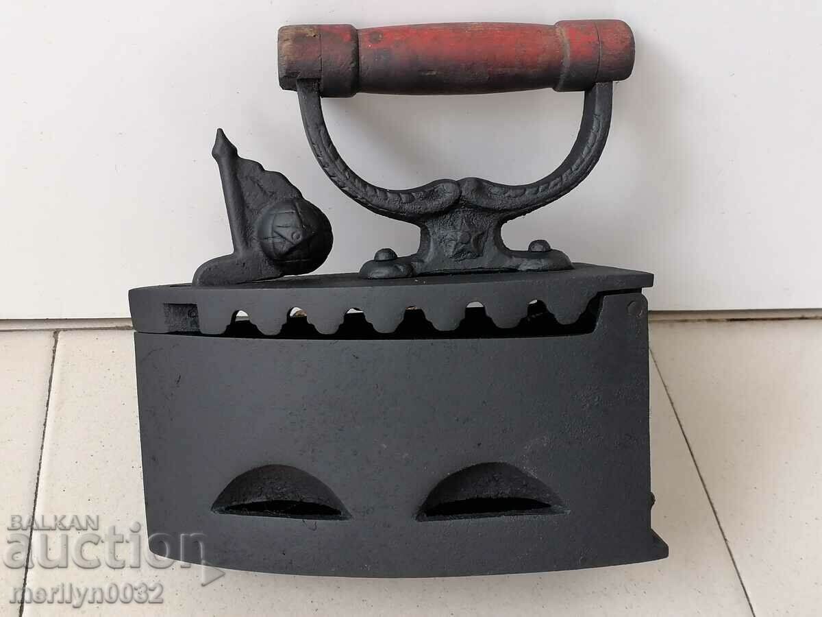 Ютия на жар 40-те год Червено знаме петолъчка с цена 89.00 лв. | € 45.50