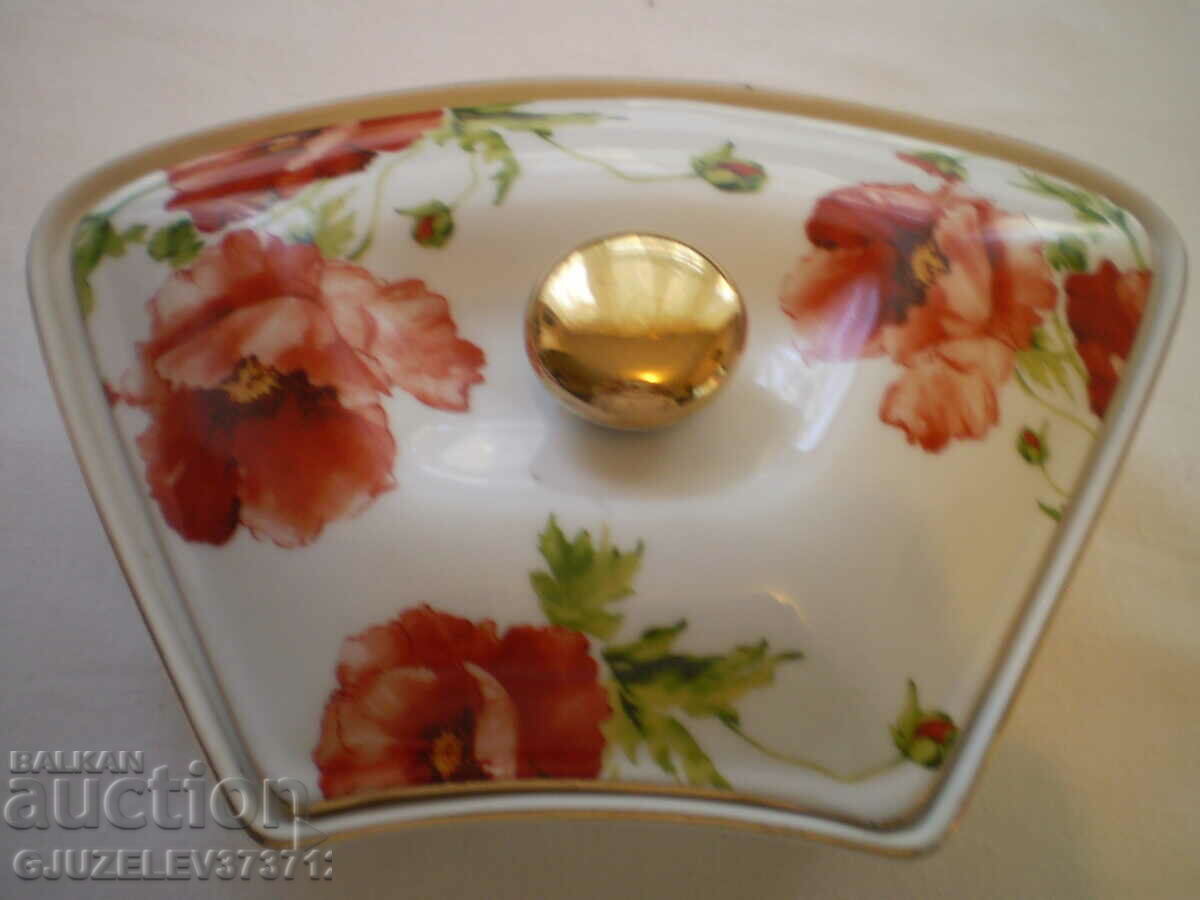 Kingensin Porcelain Vintage Bowl with Poppies Flower Lid with price 149.00 BGN | € 76.18 Kingensin Porcelain Vintage Bowl with Poppies Flower Lid with price 149.00 BGN | € 76.18
