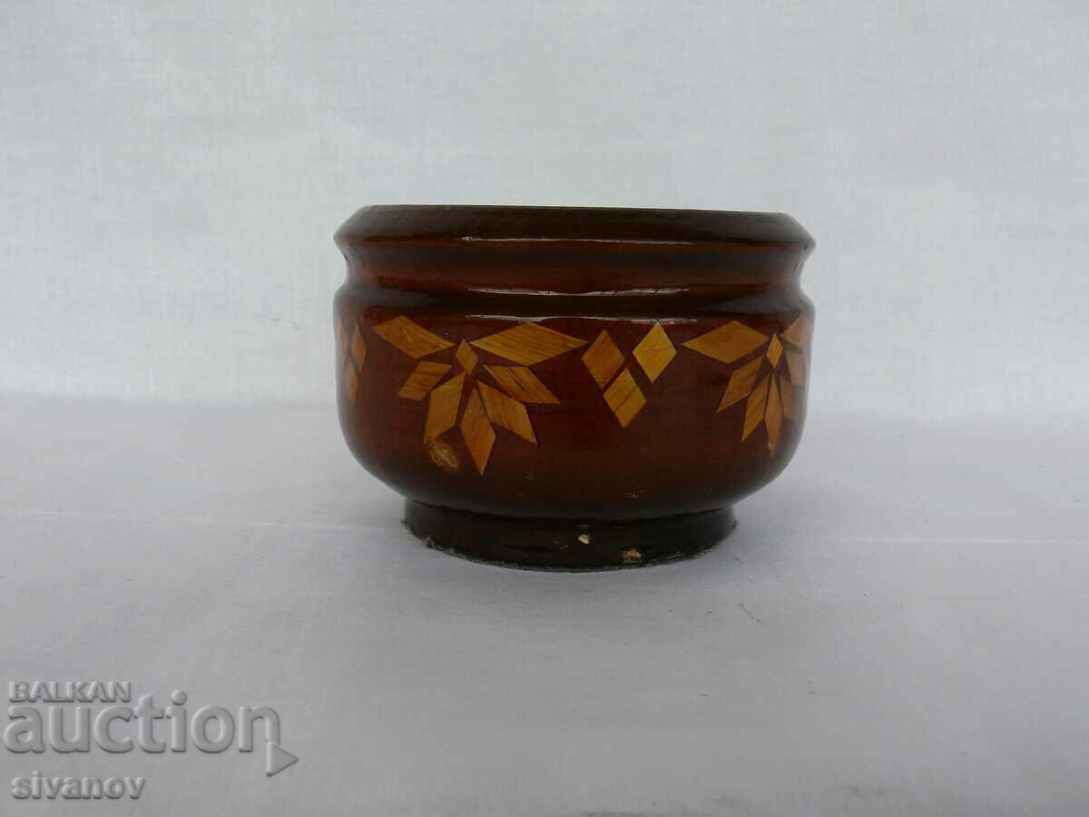 Interesting old wooden bowl #2042 with price 9.99 BGN | € 5.11 Interesting old wooden bowl #2042 with price 9.99 BGN | € 5.11