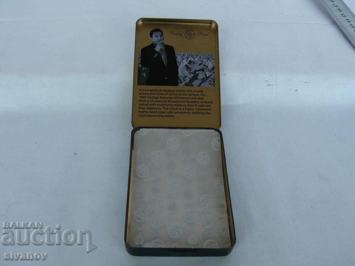 Auction Interesting metal box of cigarettes cigars snuff box #2095 Auction Interesting metal box of cigarettes cigars snuff box #2095