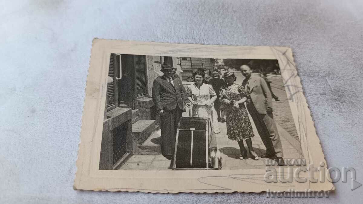 Fotografie Sofia Doi bărbați și două femei cu un cărucior retro pentru copii