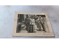 Fotografie Sofia Doi bărbați și două femei cu un cărucior retro pentru copii