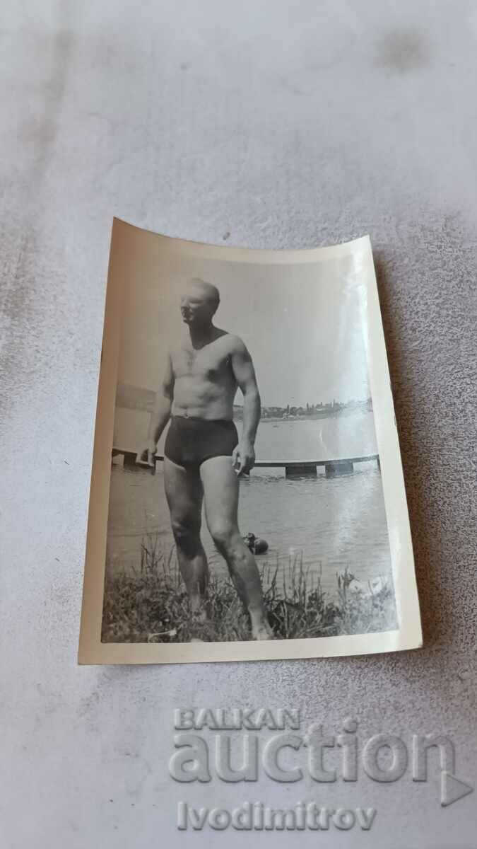 Photo Man in a swimsuit by the sea