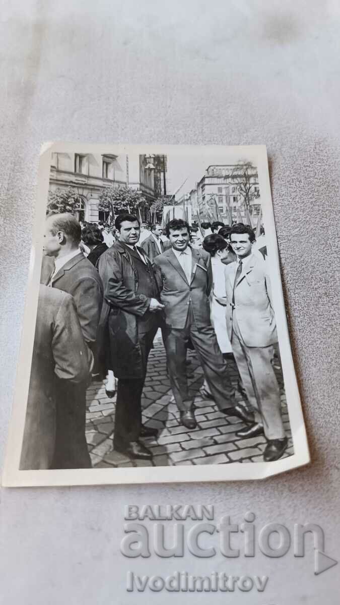 Φωτογραφία Σοφία Τρεις άντρες στην πλατεία