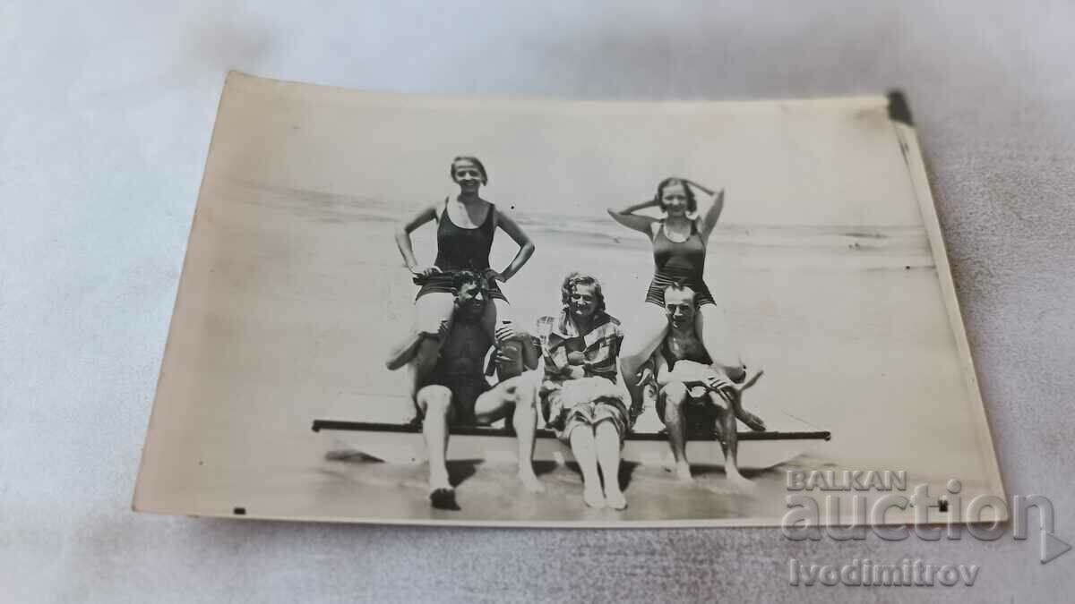 Photo Young men and women in vintage swimsuits on the beach