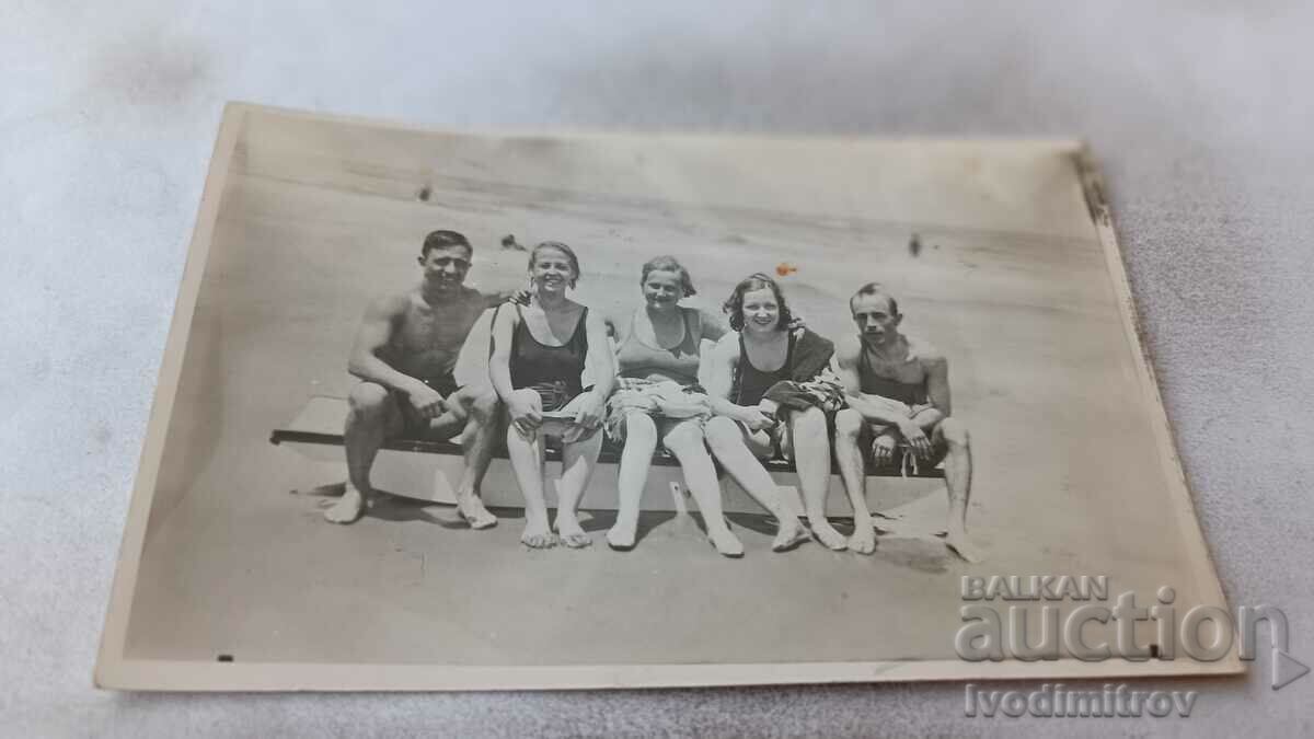 Снимка Младежи и девойки с ретро бански на брега на морето