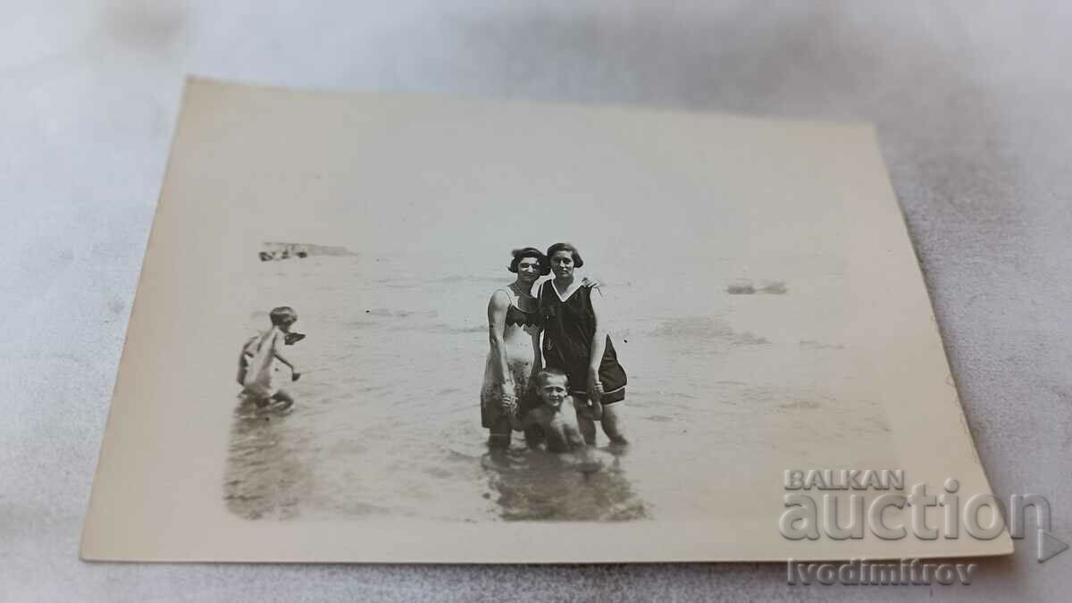 Φωτογραφία Βάρνα Δύο νεαρές γυναίκες και ένα αγόρι στην παραλία