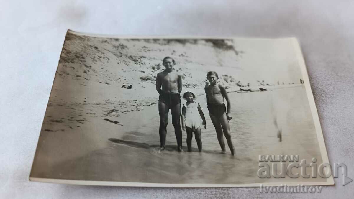Fotografie Varna Doi băieți și o fată pe plajă 1930