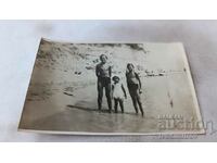 Φωτογραφία Βάρνα Δύο αγόρια και ένα κορίτσι στην παραλία 1930