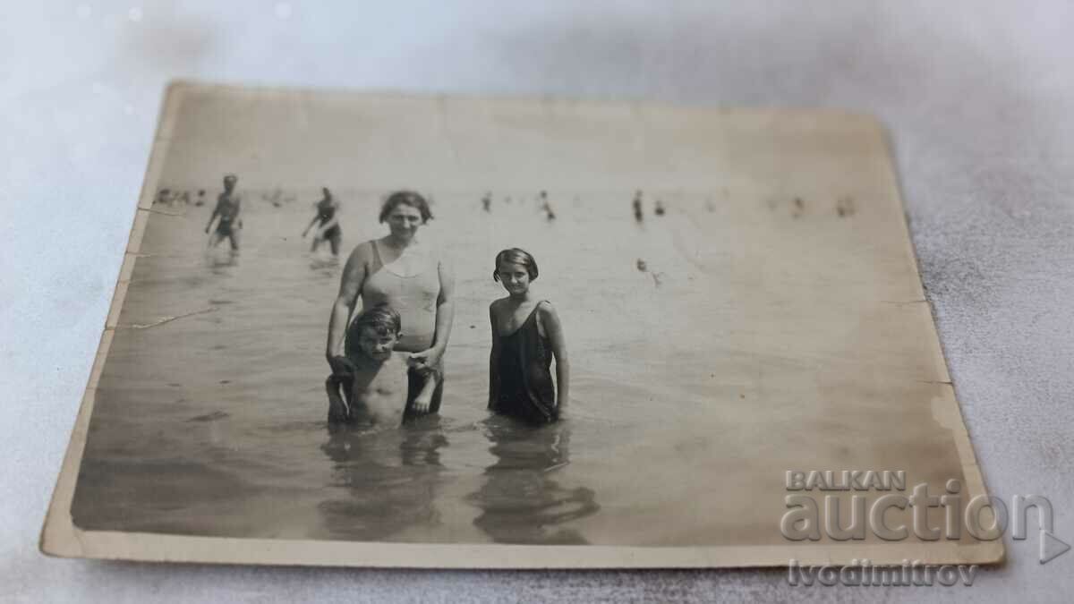 Снимка Варна Жена момиче и момченце на брега на морето 1934