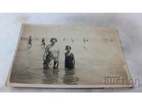 Φωτογραφία Βάρνα Γυναίκα, κορίτσι και αγόρι στην παραλία 1934
