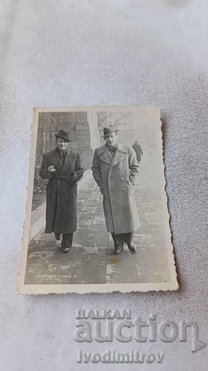 Снимка София Двама мъже със зимни палта на разходка