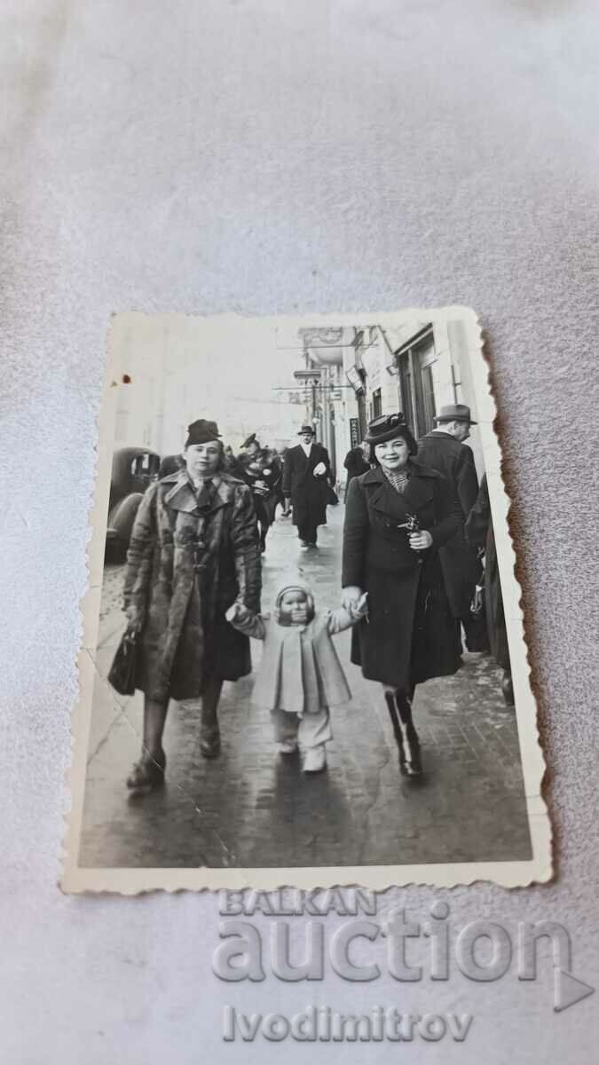 Fotografie Sofia Două femei în paltoane de iarnă și o fetiță la plimbare