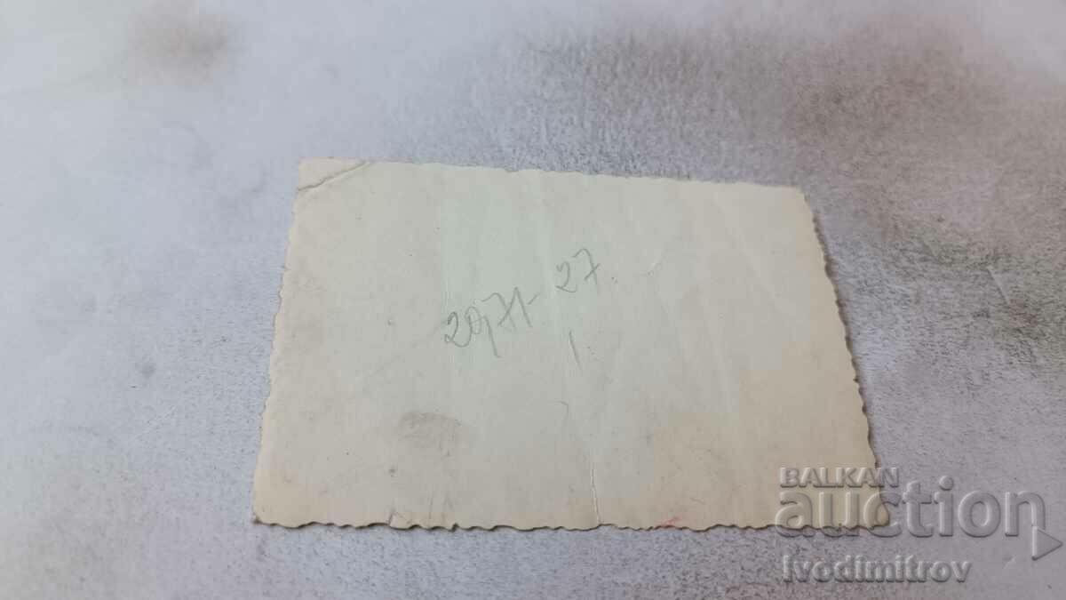 Φωτογραφία Σοφία Δύο νεαρές γυναίκες και ένα κορίτσι σε ένα καρότσι με τιμή 2.35 BGN | € 1.20 Φωτογραφία Σοφία Δύο νεαρές γυναίκες και ένα κορίτσι σε ένα καρότσι με τιμή 2.35 BGN | € 1.20