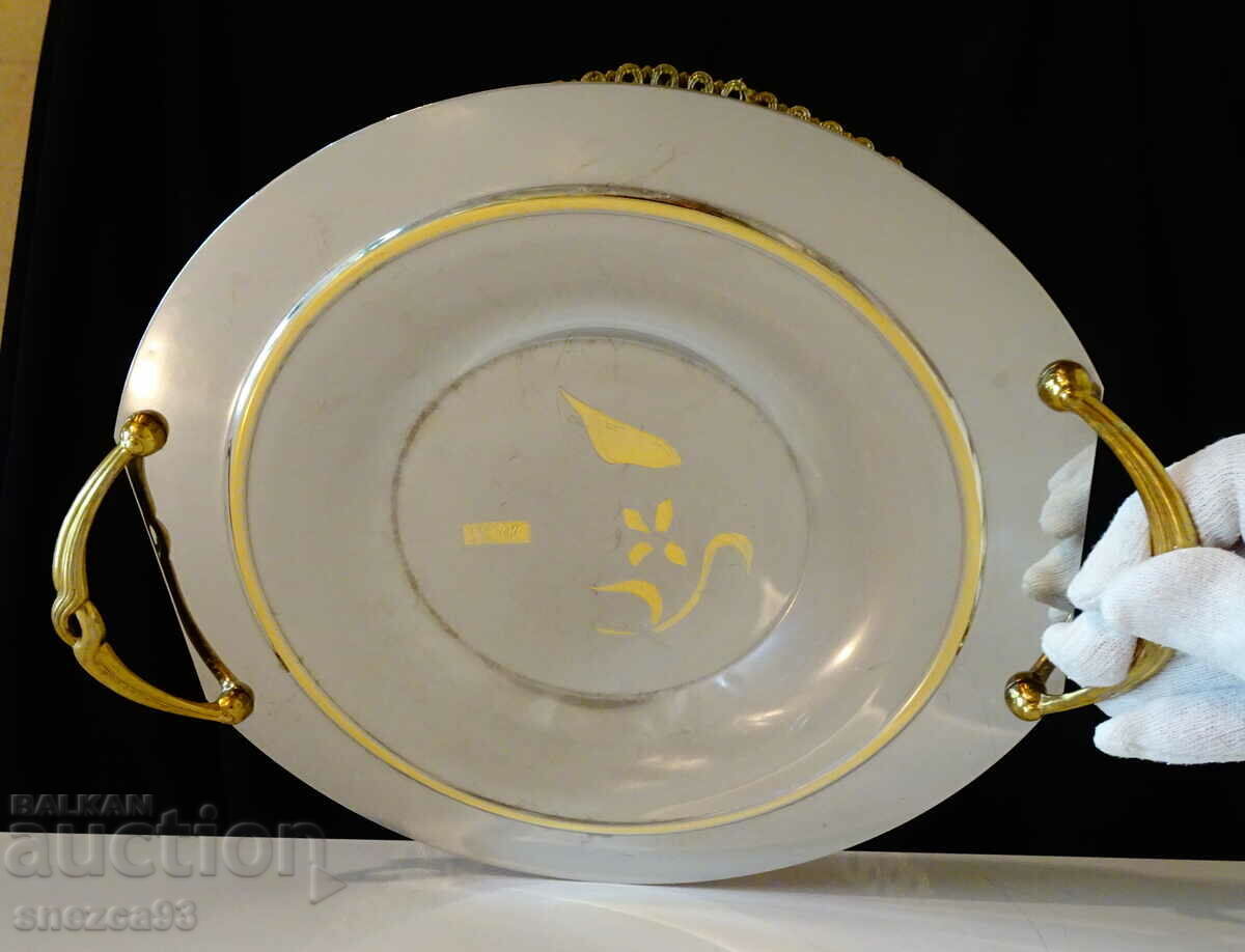 Auction Fruitiera, serving dish with 24 carat gold. Auction Fruitiera, serving dish with 24 carat gold.