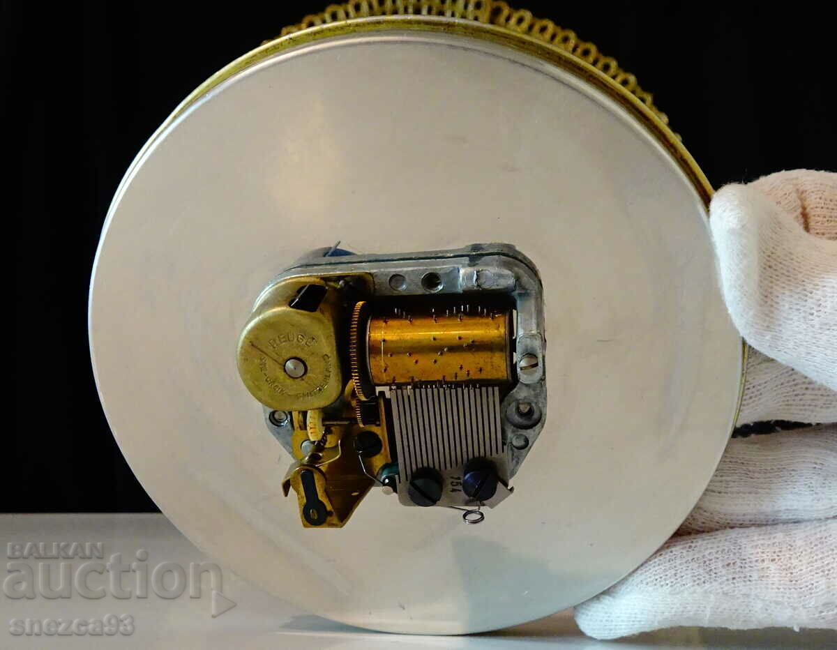 Δημοπρασία Χάλκινη θήκη μπουκαλιών με ελβετικό φανάρι Reuge, φανάρι. Δημοπρασία Χάλκινη θήκη μπουκαλιών με ελβετικό φανάρι Reuge, φανάρι.