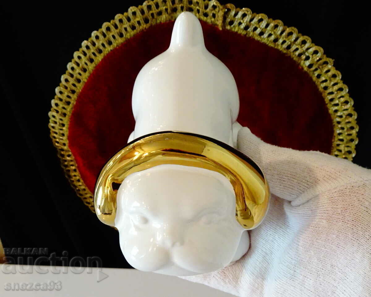 Delivery of Portselanova figura Kuche,KPM,zlato,etiket. Delivery of Portselanova figura Kuche,KPM,zlato,etiket.