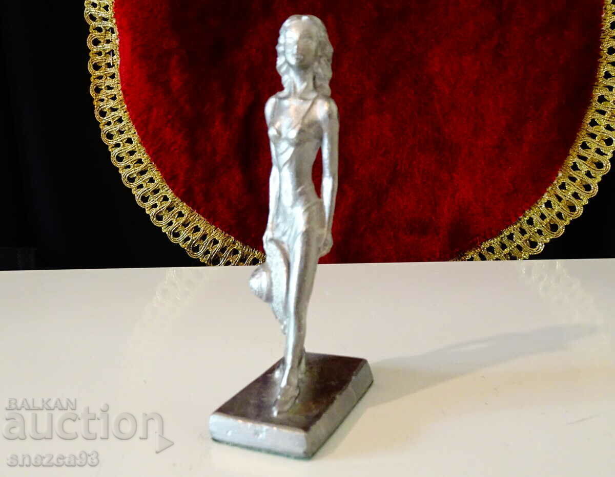 Calena statuette Young Lady with price 39.00 BGN | € 19.94 Calena statuette Young Lady with price 39.00 BGN | € 19.94