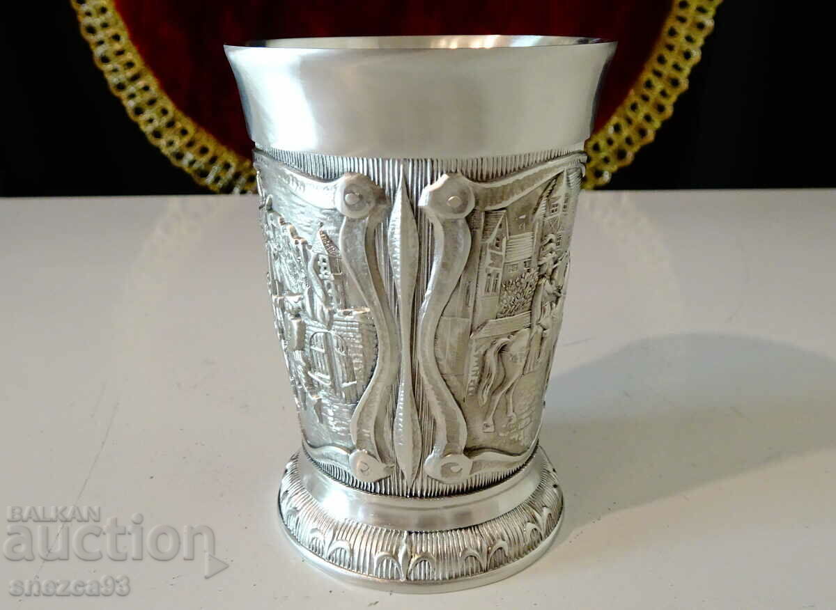 Auction Pewter bowl with colorful hunting scenes Auction Pewter bowl with colorful hunting scenes