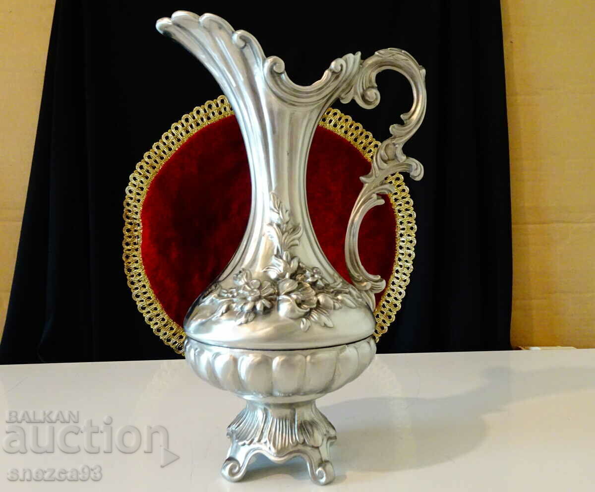 Baroque tin jug 750 g, marking. Baroque tin jug 750 g, marking.