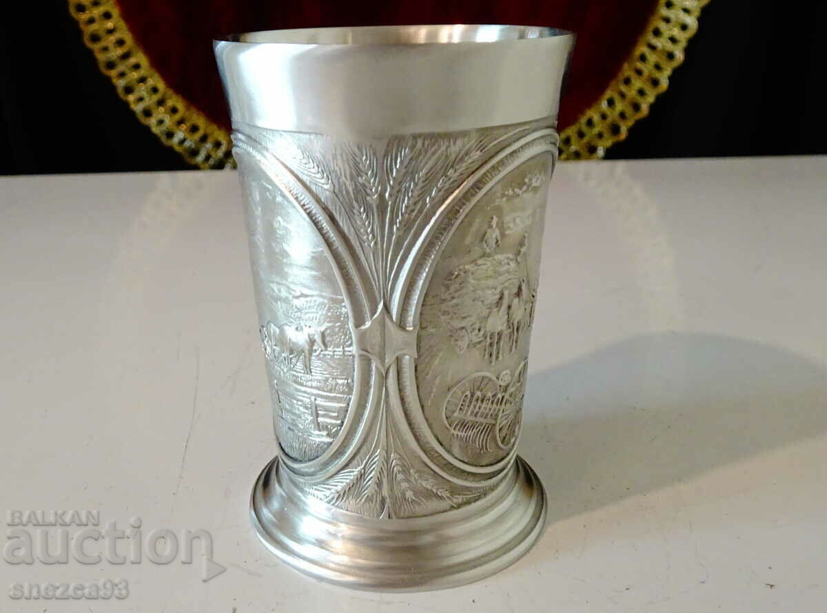 Κασσιτέρινη κούπα με Αροτρή, Θεριστή, Φάρμα με τιμή 39.00 BGN | € 19.94 Κασσιτέρινη κούπα με Αροτρή, Θεριστή, Φάρμα με τιμή 39.00 BGN | € 19.94