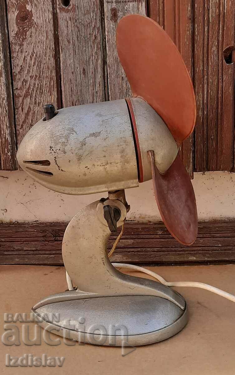Working vintage Soviet fan from 1968. Working vintage Soviet fan from 1968.