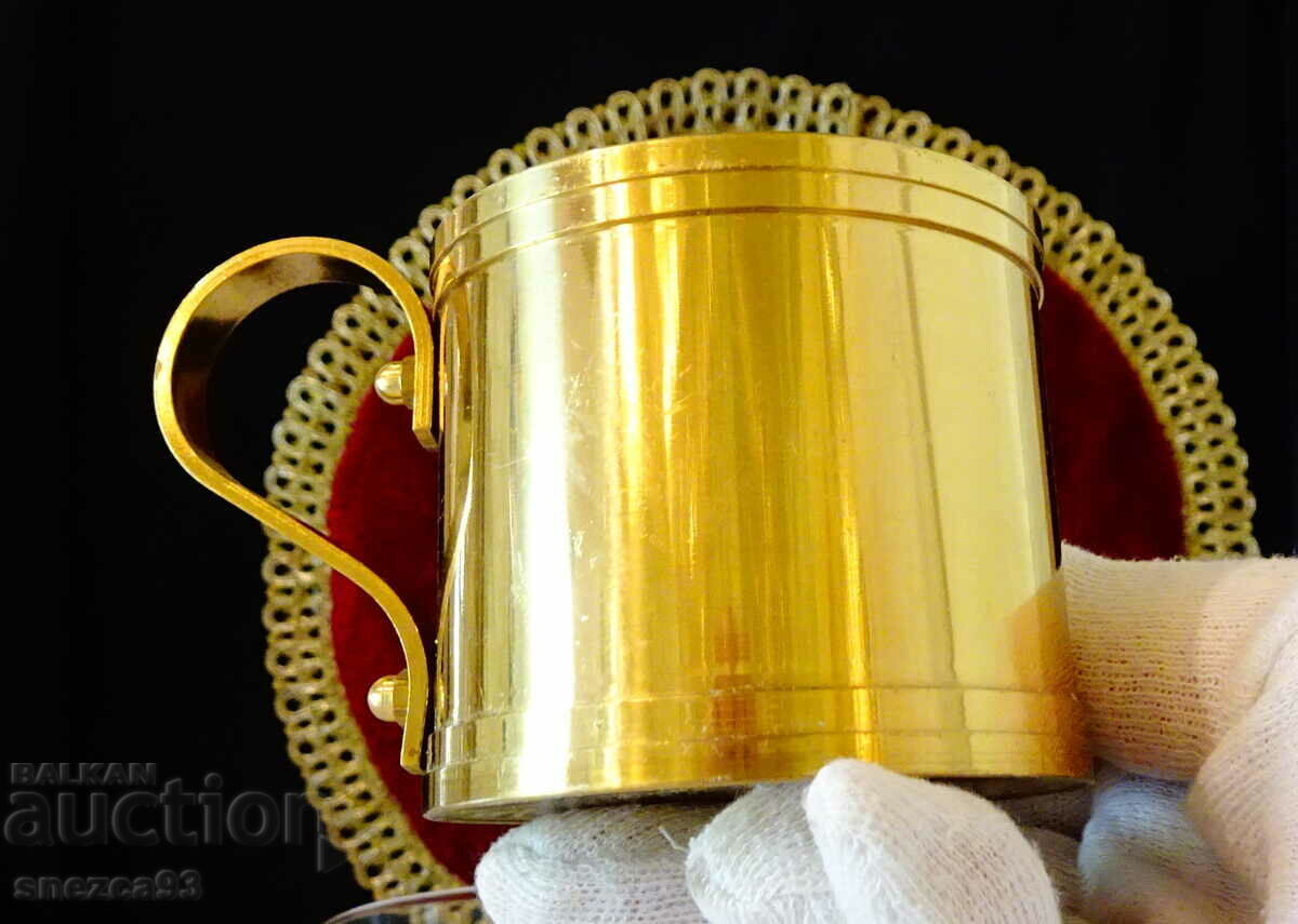 Παράδοση Μπρούτζινες κούπες με θερμογυάλινο κύπελλο. Παράδοση Μπρούτζινες κούπες με θερμογυάλινο κύπελλο.