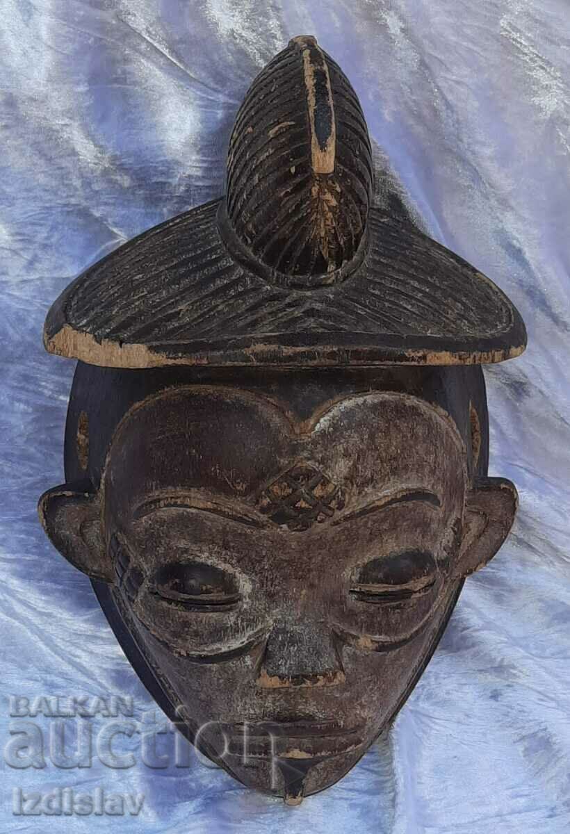 African mask "Okuyi", of the Punu tribe, Gabon 1900 - 5 African mask "Okuyi", of the Punu tribe, Gabon 1900 - 5