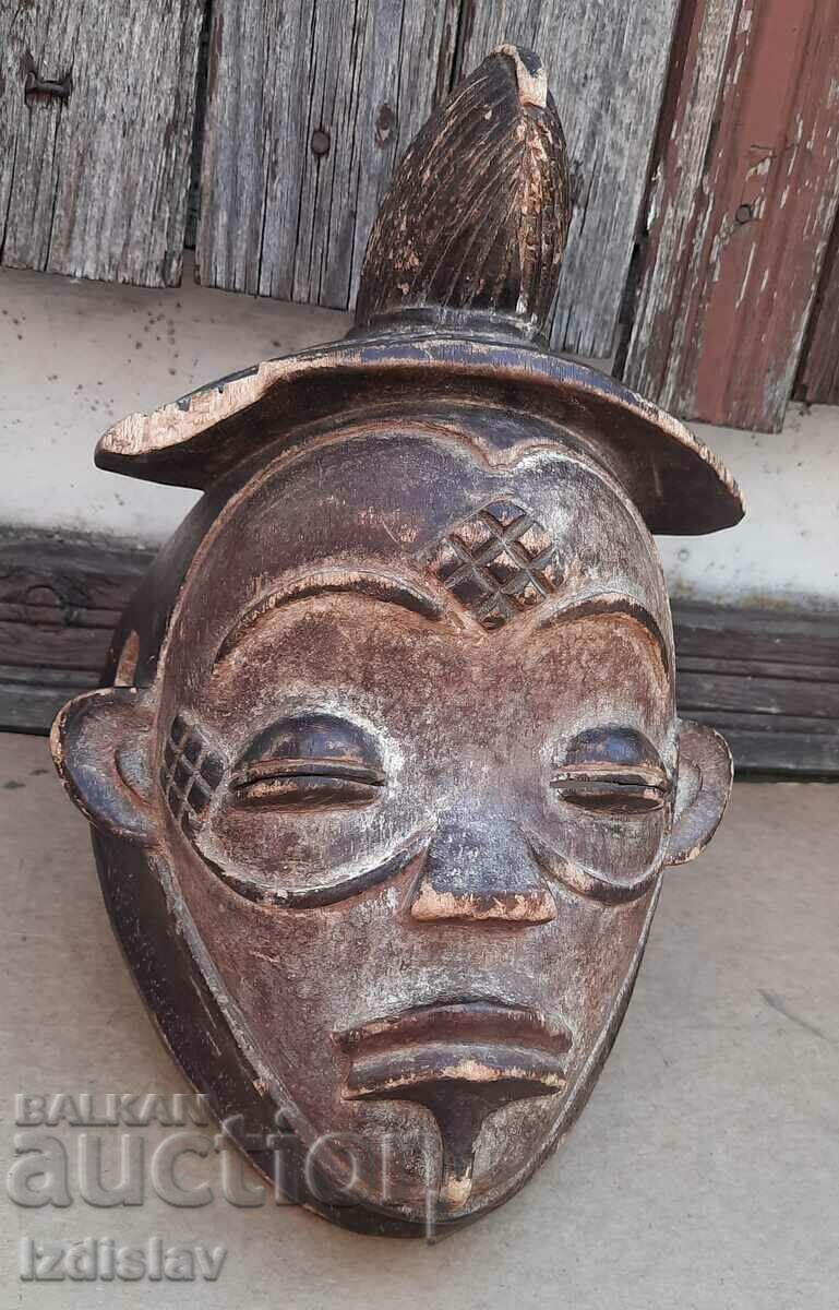 African mask "Okuyi", of the Punu tribe, Gabon 1900 - 6 African mask "Okuyi", of the Punu tribe, Gabon 1900 - 6