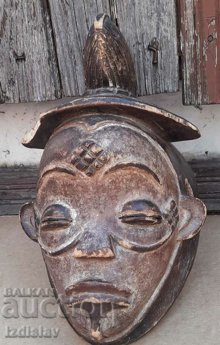 African mask "Okuyi", of the Punu tribe, Gabon 1900 - 7 African mask "Okuyi", of the Punu tribe, Gabon 1900 - 7