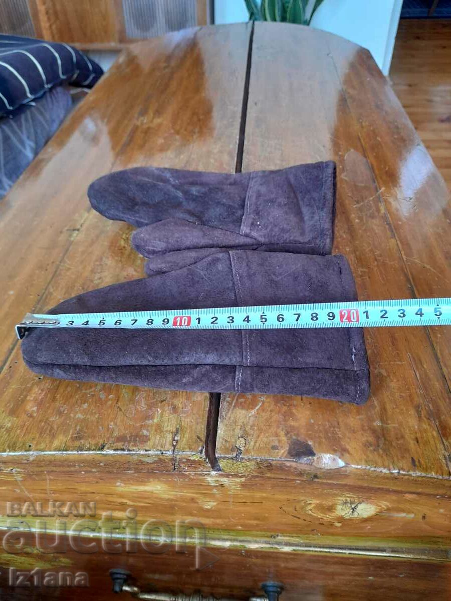 Old kid gloves with price 20.00 BGN | € 10.23 Old kid gloves with price 20.00 BGN | € 10.23