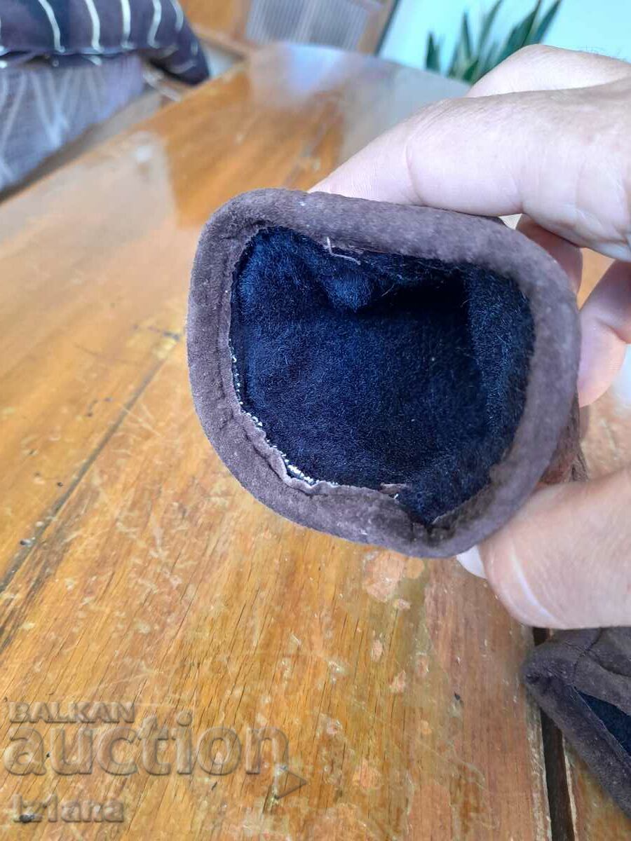 Delivery of Old kid gloves Delivery of Old kid gloves