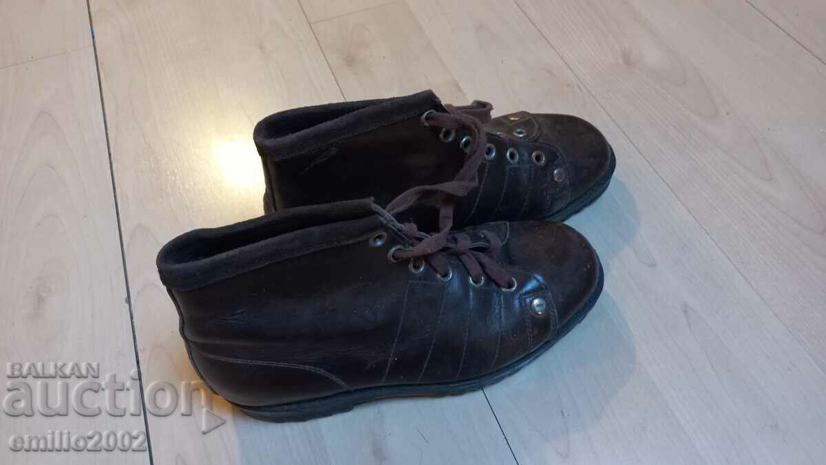 Retro hiking shoes Pioneer 38 number with price 9.00 BGN | € 4.60 Retro hiking shoes Pioneer 38 number with price 9.00 BGN | € 4.60