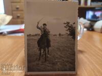 Φωτογραφία ενός νεαρού άνδρα σε ένα άλογο