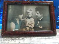 Poza unei familii cu un cadru vintage