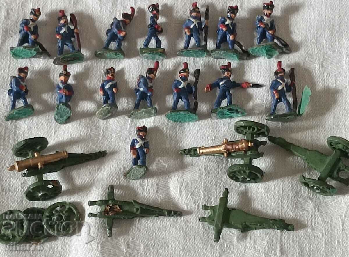 Lot of 15 lead soldiers-figures - 7 Lot of 15 lead soldiers-figures - 7