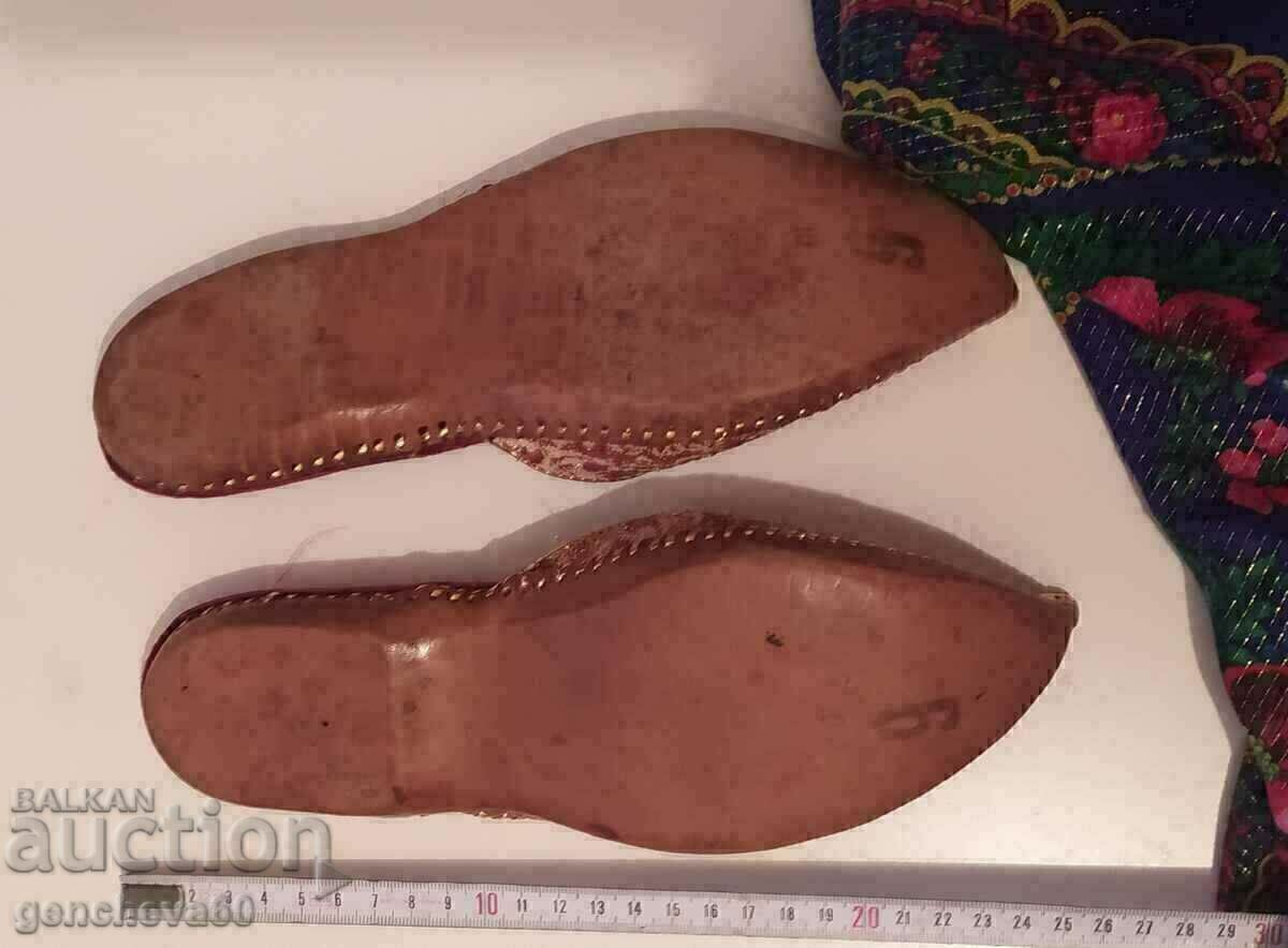 Παράδοση Ρετρό παντόφλες και μαντήλι για παραδοσιακή φορεσιά