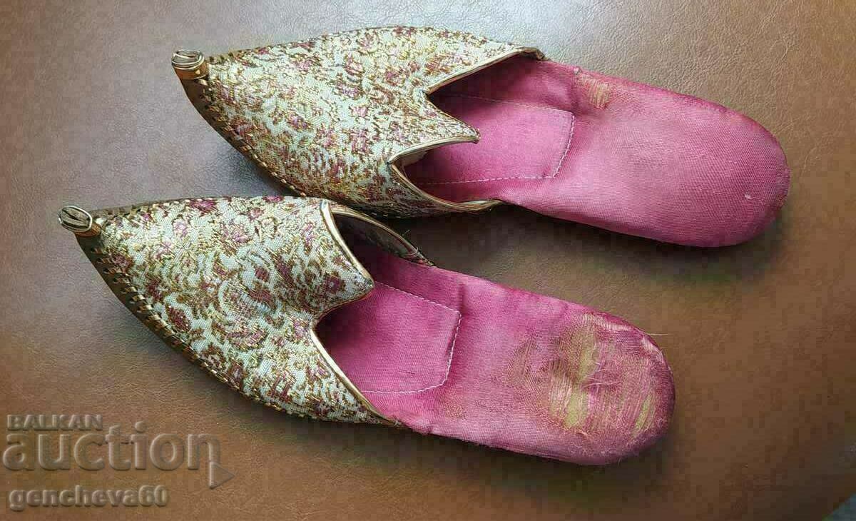 Retro slippers and headscarf for traditional costume - 5