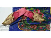 Pantoful retro și batic pentru costumul popular