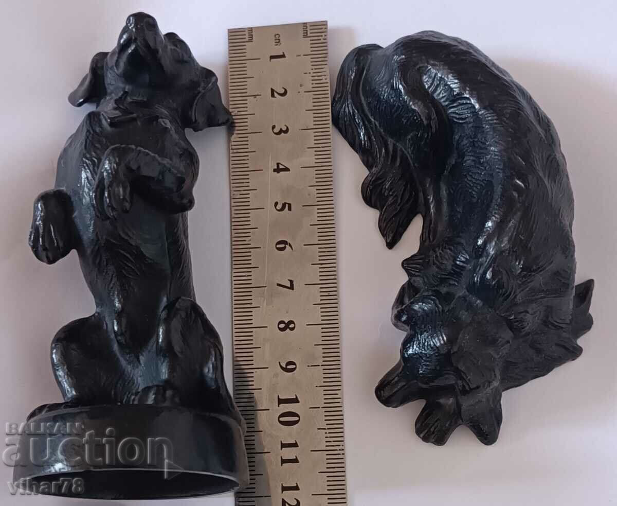 Lot of two collectible cast iron dogs with price 299.99 BGN | € 153.38