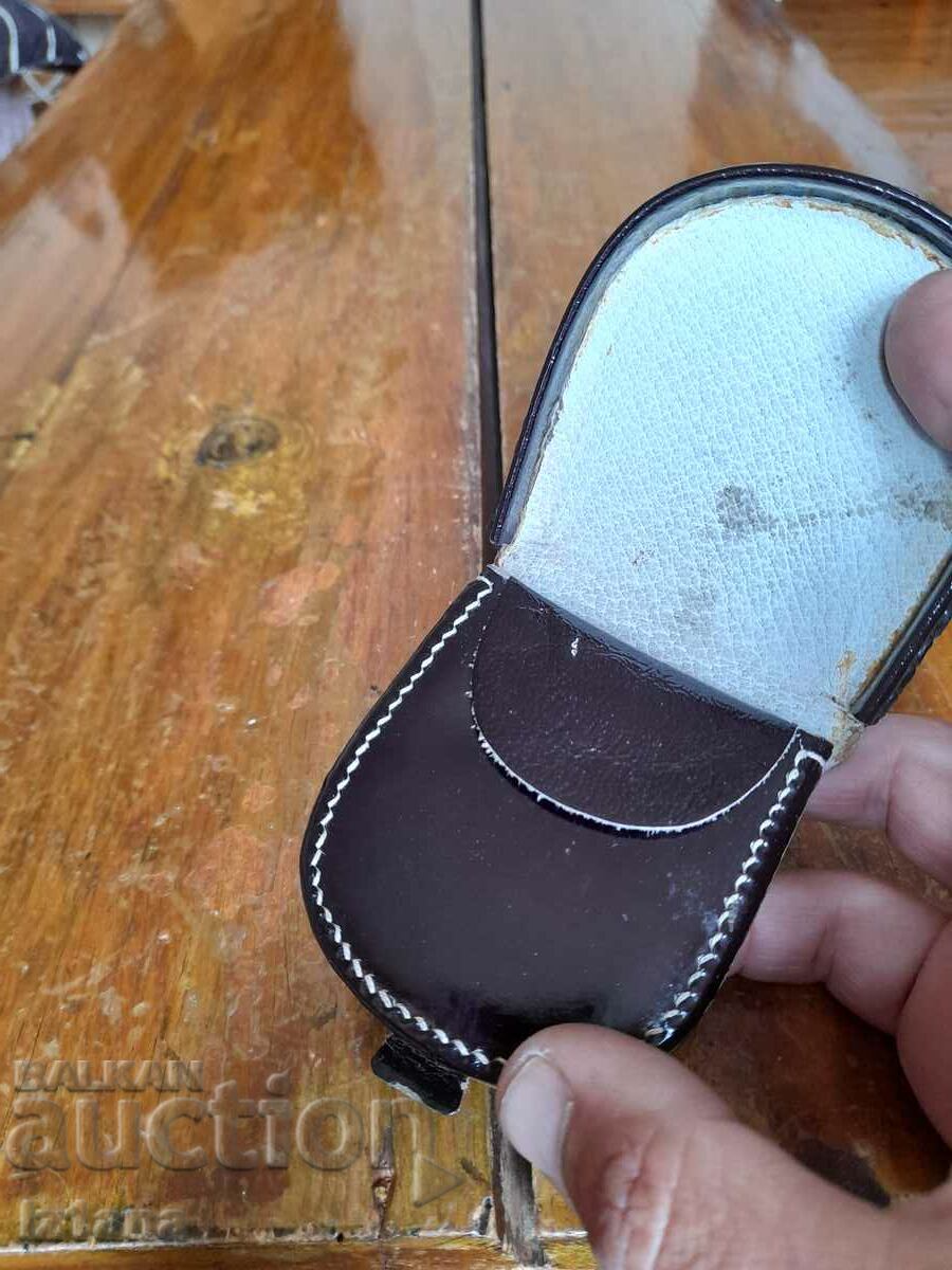 Delivery of Old leather purse