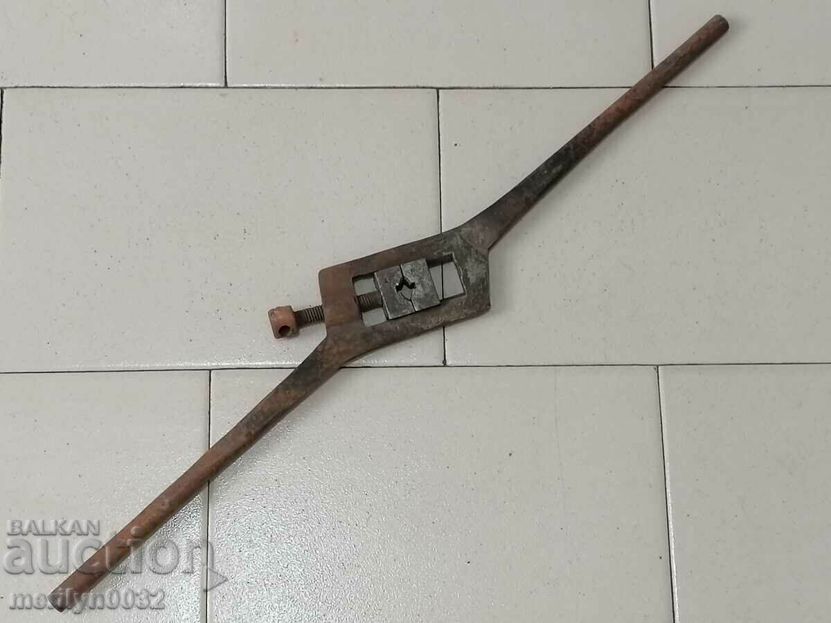 Old tap turner threading in holes die tool with price 49.00 BGN | € 25.05