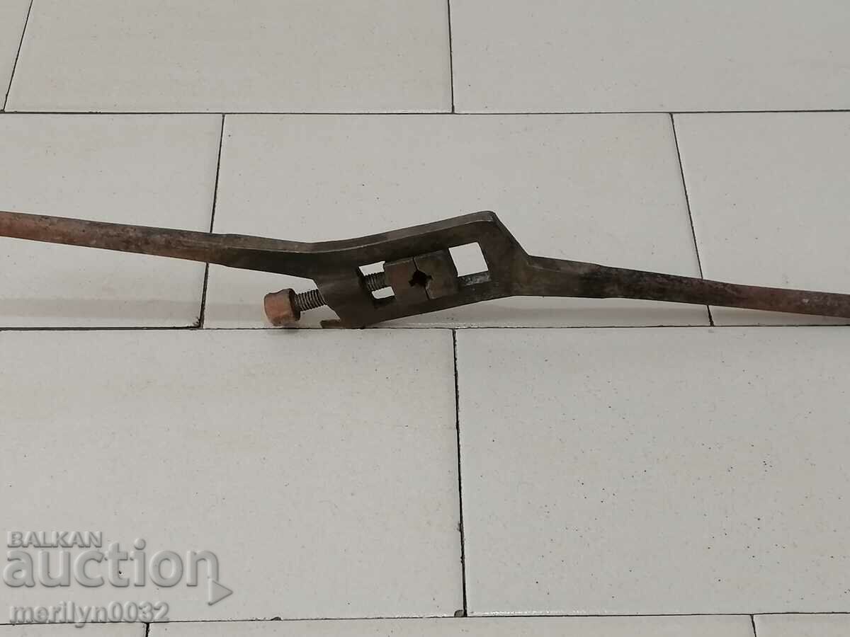 Delivery of Old tap turner threading in holes die tool